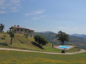 una casa en la cima de una colina con piscina en Stunning Villa in Apecchio with Jacuzzi, en Apecchio