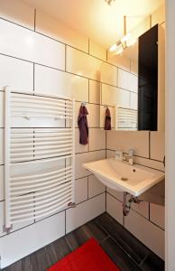 ein Bad mit einem Waschbecken und einem Spiegel in der Unterkunft Apartment Rossbichl in Saalbach-Hinterglemm