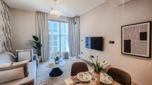 A seating area at STAY BY LATINEM Luxury 1BR Holiday Home CVR B1603 near Burj Khalifa