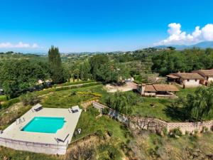 una vista aérea de una finca con piscina en Cosy holiday home in Selci with swimming pool, en Selci