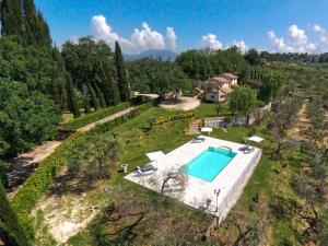 una vista aérea de una villa con piscina en Cosy holiday home in Selci with swimming pool, en Selci