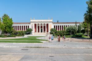 een groep mensen die voor een gebouw loopt bij Athens Jacuzzi apartment in Athene