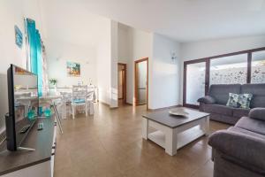 een woonkamer met een bank en een tafel bij Moderno apartamento en Playa de los Cancajos in Los Cancajos