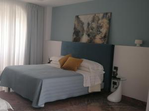um quarto com uma cama e um quadro na parede em B&B Midtown Sorrento Excellence em Sorrento
