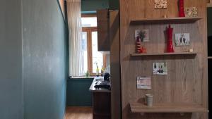 Hostel 13 في تبليسي: مطبخ بجدران خشبية وكاونتر في الغرفة