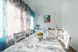 ein Esszimmer mit einem Tisch mit Bananen drauf in der Unterkunft Moderno apartamento en Playa de los Cancajos in Los Cancajos
