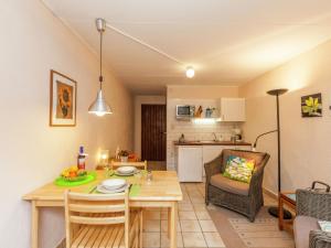 kuchnia i salon ze stołem i krzesłami w obiekcie Gorgeous Apartment in Bohon with Garden Furniture and BBQ w mieście Barvaux-sur-Ourthe