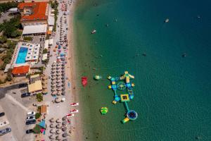 an overhead view of a beach with a bunch of umbrellas at Hotel Dobrovit in Baška