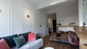 een slaapkamer met een bed en een bank bij Barbara Ustroń, Sun & Snow in Ustroń