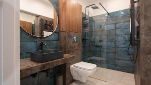 een badkamer met een wastafel, een toilet en een spiegel bij Barbara Ustroń, Sun & Snow in Ustroń