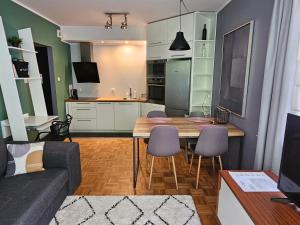 Kuchyňa alebo kuchynka v ubytovaní Apartament Rodzinny - całodobowe zakwaterowanie, bezpłatny parking