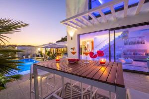 einen Esstisch auf der Terrasse eines Hauses in der Unterkunft Villa Boa Vida by Algarve Vacation in Armação de Pêra