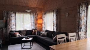 a living room with a couch and a table at Kantokelo in Ylläsjärvi