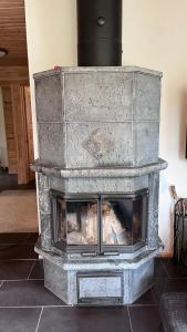ユッラスヤルヴィにあるKantokeloの石造りの暖炉のあるリビングルーム