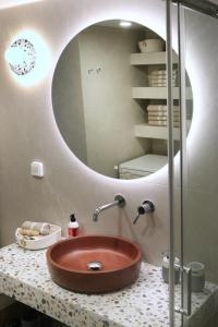 baño con lavabo de cobre y espejo en Nonta's Luxury Home, en Megalochori
