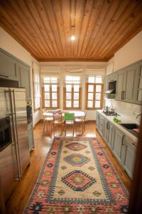 una cucina con tavolo e tappeto da cucina di Odabaş Konağı 