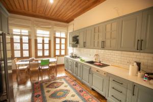 una cocina con armarios blancos y una mesa con comedor. en Odabaş Konağı, 