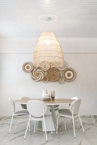 jadalnia ze stołem i krzesłami w obiekcie Nonta's Luxury Home w mieście Megalochori