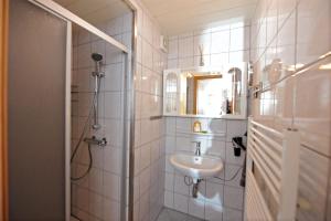 łazienka z umywalką i prysznicem w obiekcie Apartment Rossbichl w Saalbach Hinterglemm