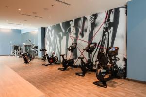 un gimnasio con cintas de correr y bicicletas estáticas en una habitación en Marriott Fort Lauderdale Airport, en Dania Beach