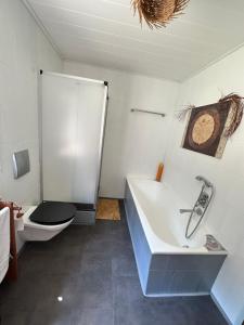 Koupelna v ubytování Urlaubstraum am Brombachsee- 5 stilvolle Zimmer-