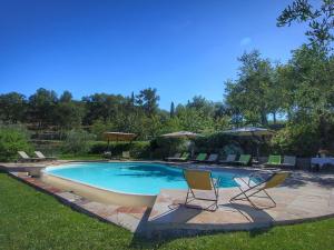 una piscina con 2 sillas y una mesa en Detached villa for 6 pers with outdoor swimming pool, en Loro Ciuffenna