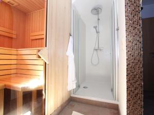 フッシュ・アン・デア・グロックナーシュトラーセにあるLuxury chalet in Fusch an der Grossglocknerstrasse Salzburgerland with saunaのバスルーム(ガラスドア付きのシャワー付)