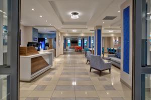 un hall d'un hôpital avec des chaises et des tables dans l'établissement Holiday Inn Express Kingston Central, an IHG Hotel, à Kingston