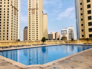 een groot zwembad in een stad met hoge gebouwen bij Nasma Luxury Stays- Incredibly Spacious Apt Overlooking The Marina in Dubai