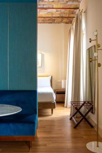 1 dormitorio con 1 cama y bañera en una habitación en Sentho Roma, en Roma