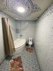 Ένα μπάνιο στο HOTEL UZBEGIM