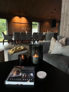 un soggiorno con divano e tavolo con candele di Sogndal Chalet a Sogndal