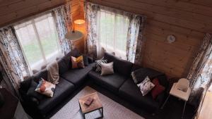 einen Blick über ein Wohnzimmer mit Sofa in der Unterkunft Kantokelo in Ylläsjärvi