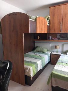 sypialnia z 2 łóżkami piętrowymi i krzesłem w obiekcie St Pauls Bay Luxury 2 bedroom Apartment Blue Water Suite Flat 36 w mieście St Paul's Bay