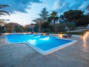 Bazén v ubytování Scenic Holiday Home in Bibinje near Sea nebo v jeho okolí