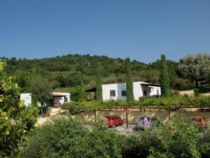 チェントラにあるLuxurious Holiday Home in Palinuro Italy with Swimming Poolの庭に車を停めた家の景色