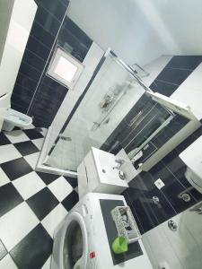 baño con suelo a cuadros en blanco y negro en Ispod duge en Dobroselica
