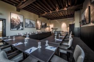 a room with a long table and chairs at Fletcher Landgoedhotel Renesse in Renesse