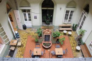 een patio met tafels en stoelen aan het plafond bij Standard Apartment by Hi5 - Múzeum 5 in Boedapest