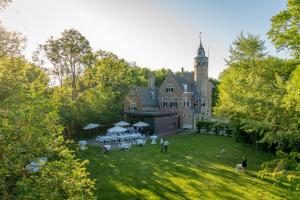 an aerial view of a large house with a yard at Fletcher Landgoedhotel Renesse in Renesse