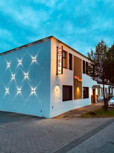 un bâtiment blanc avec un panneau sur son côté dans l'établissement Hotel City Inn Hamburg-Mitte, à Hambourg