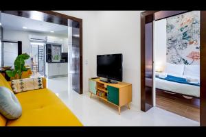 Stunning Flat With Jacuzzi in Silves by LovelyStay في سيلفيس: غرفة معيشة فيها تلفزيون وسرير