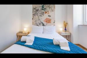 Stunning Flat With Jacuzzi in Silves by LovelyStay في سيلفيس: غرفة نوم بسرير كبير عليها وسادتين