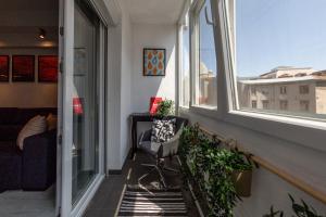 balcone con sedia e finestra di Modern 1BR Apt in the Old Town: The Perfect Choice a Bucarest