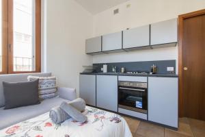 un soggiorno con divano e una cucina di Fabulous studio in Monza 15 km to Milan city centre a Monza