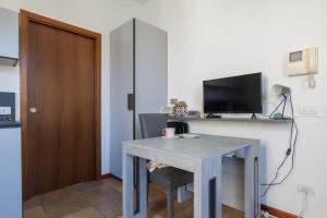 Camera con tavolo e scrivania con TV di Fabulous studio in Monza 15 km to Milan city centre a Monza