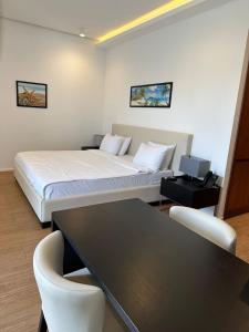 1 dormitorio con 1 cama, mesa y sillas en Sea breeze Villa en Nardaran