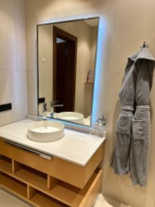 baño con lavabo y espejo grande en Sea breeze Villa en Nardaran