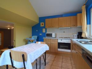 - une cuisine avec une table, des chaises et un comptoir dans l'établissement Luxury gite with sauna in Baugnez Malmedy, à Arimont
