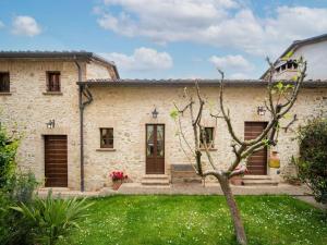 een groot stenen huis met een groene tuin bij Farmhouse in IL VECCHIO FORNO UMBRO Citta di Castello in San Secondo